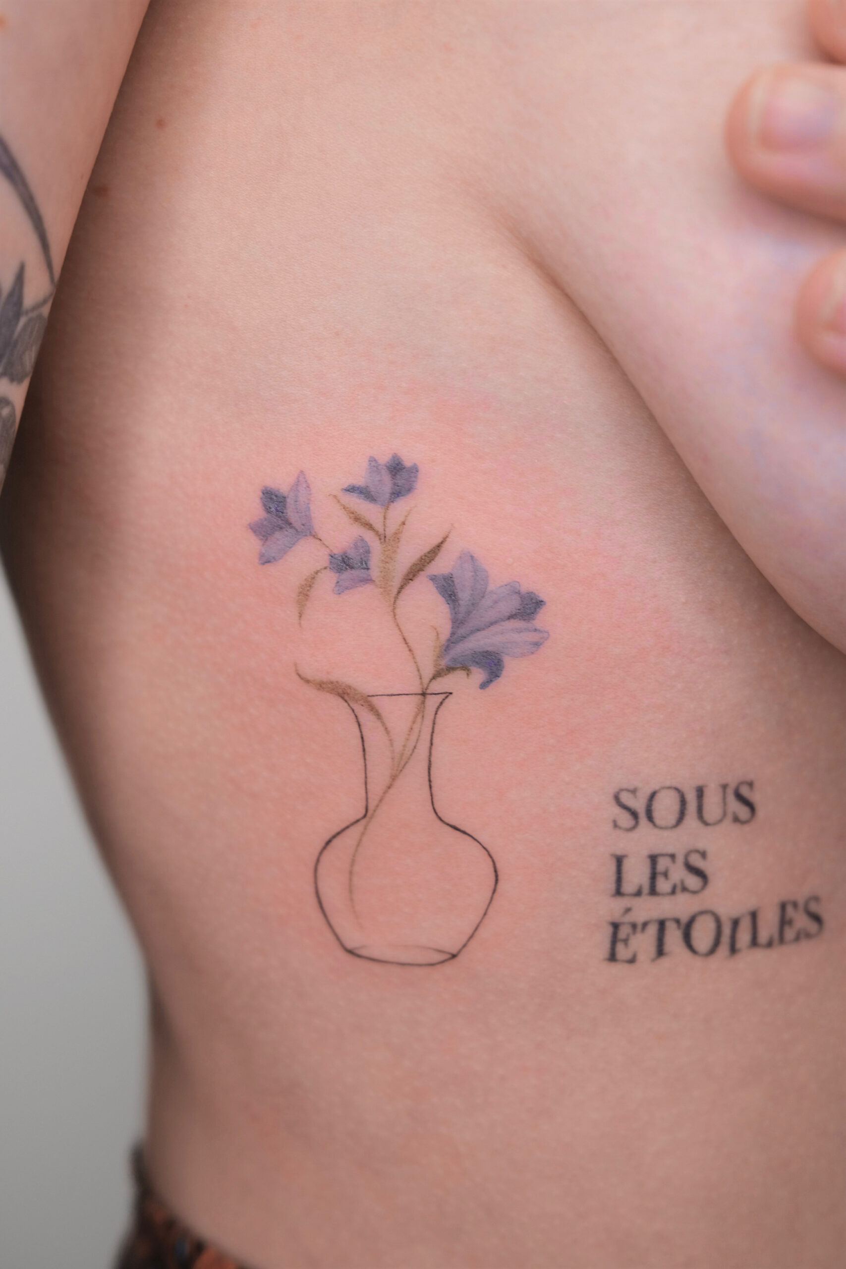 01-fineline fleur tatouage fin flower floral couleur realiste