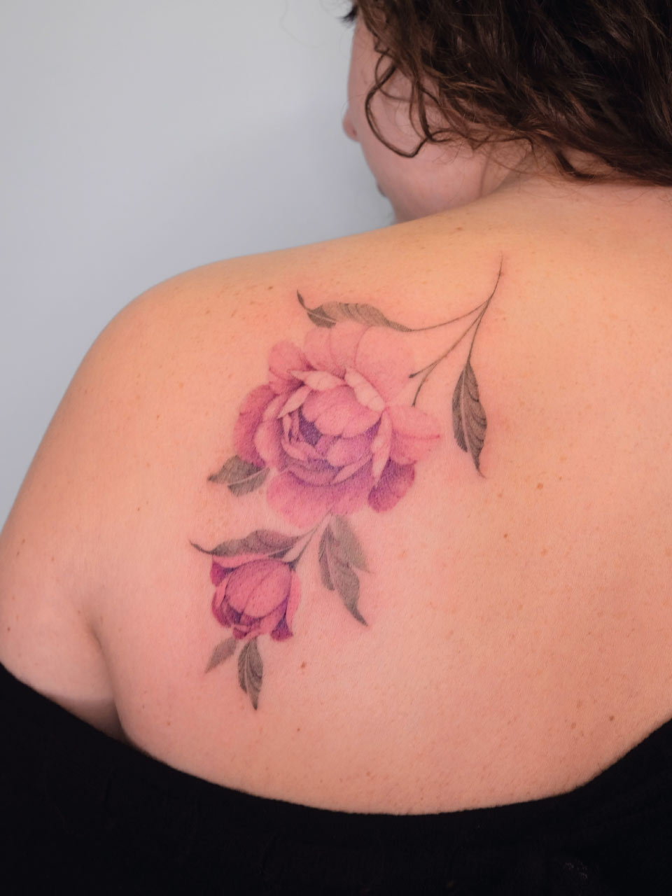 tatouage délicat et fin d'une pivoine en couleur