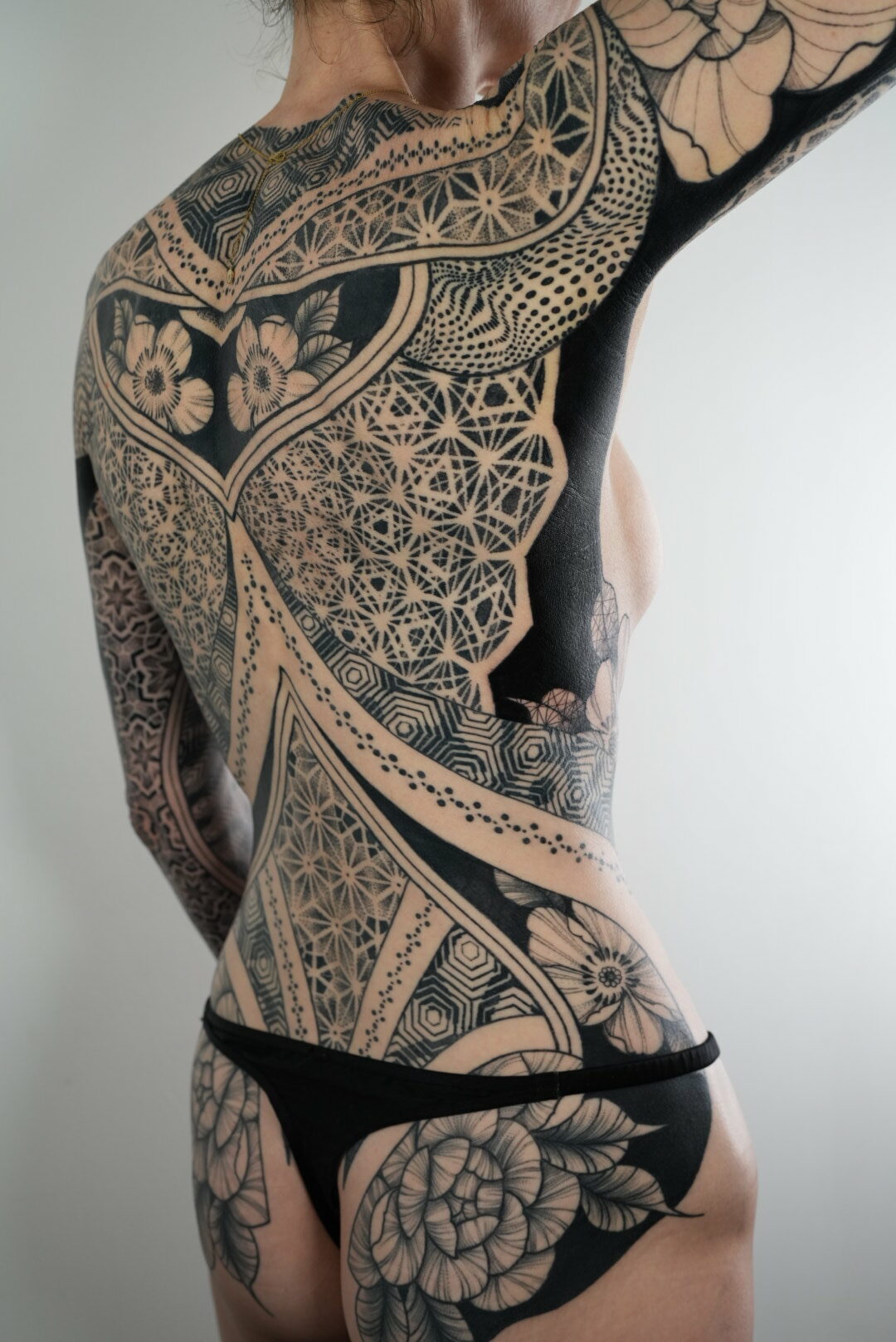 11_tattoo_tatouage_marseille_symmetry _symmetricaltattoo _ornament _ornamentaltattoo _geometrictattoo _mandalatattoo _flowertattoo _dotwork _tatuajes