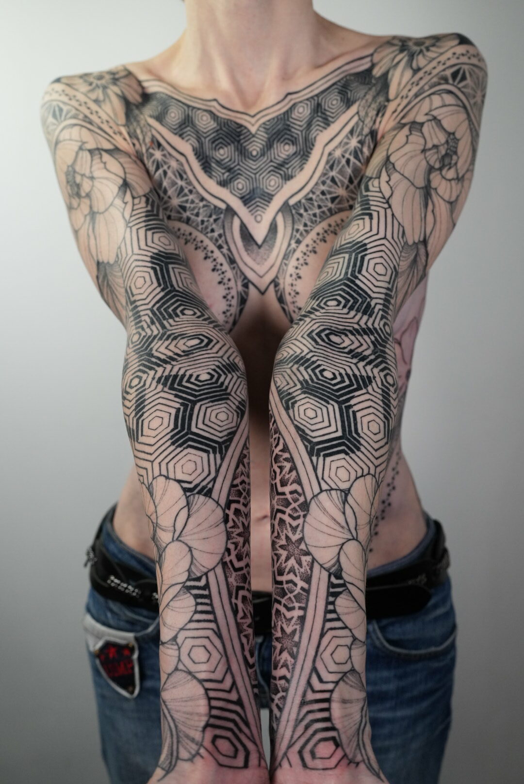 13_tattoo_tatouage_marseille_symmetry _symmetricaltattoo _ornament _ornamentaltattoo _geometrictattoo _mandalatattoo _flowertattoo _dotwork _tatuajes