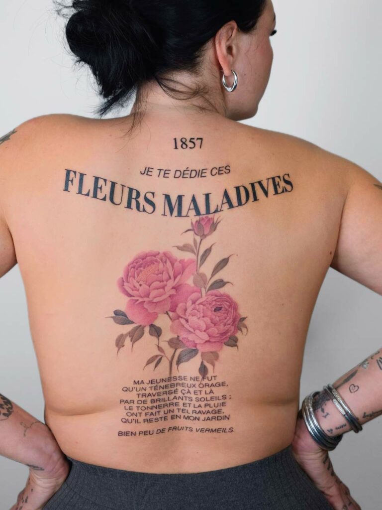 tatouage sur un dos, fleur en couleur et poème les fleurs du mal