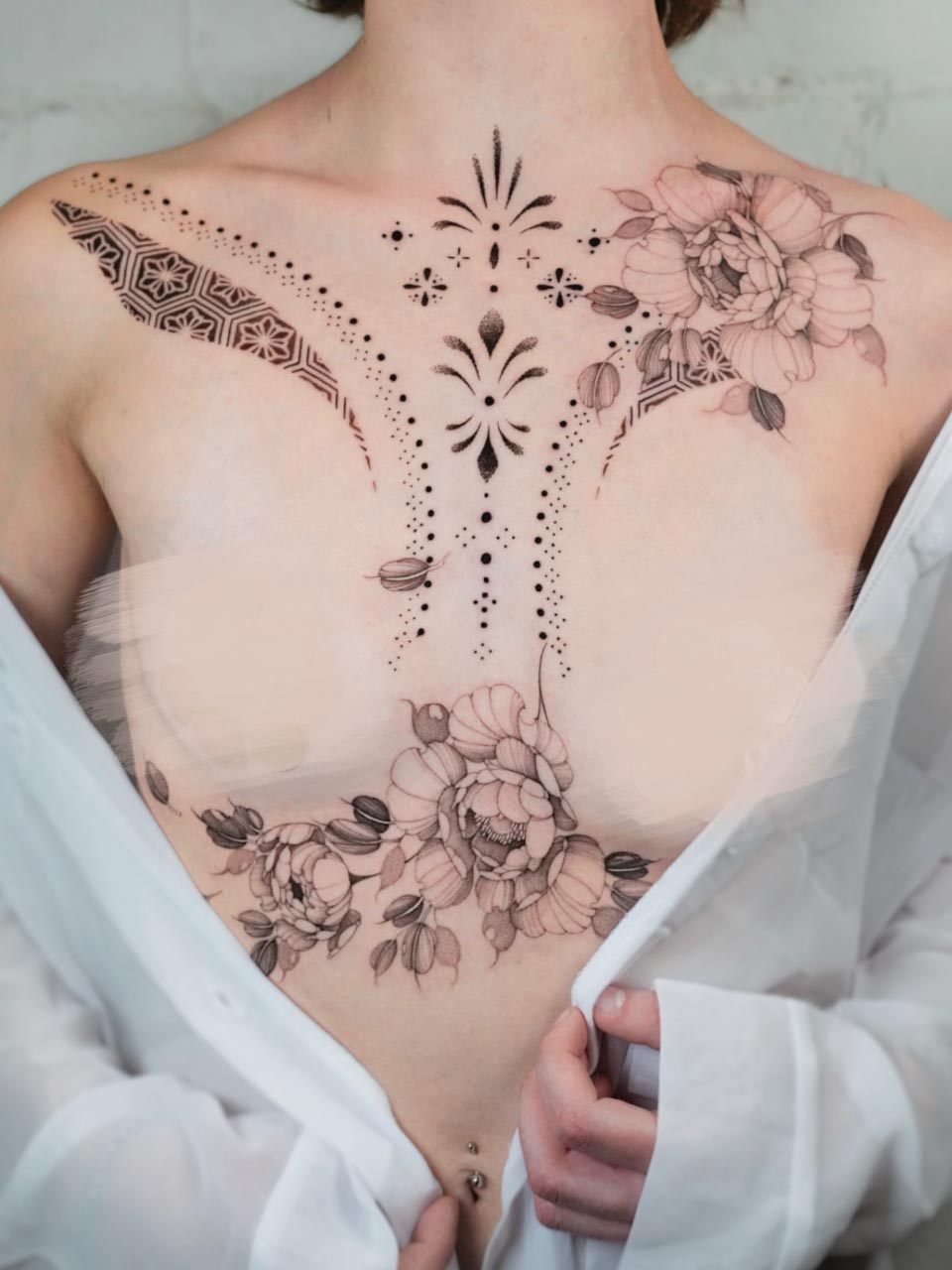 tatouage en noir et gris mélangeant de la géométrie et des magnifiques fleurs ( pivoine ) très fine