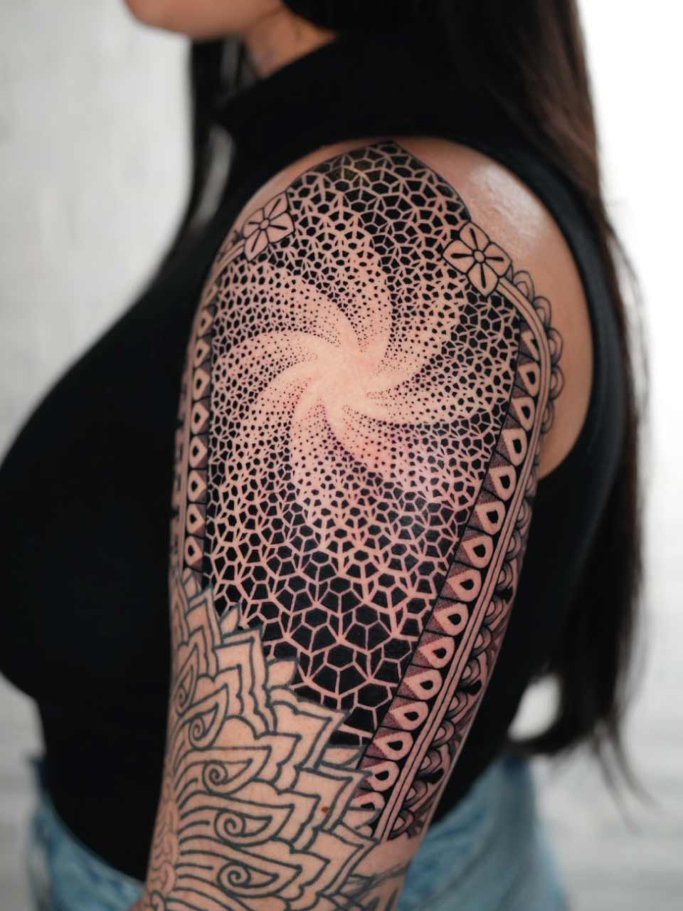 9_meilleure tatouage geometrique marseille ornemental floral tattoo graphique