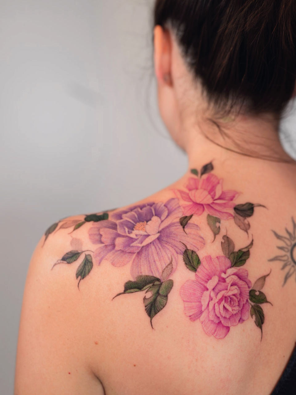 tatouage de fleurs en couleur sur l'épaule et le dos