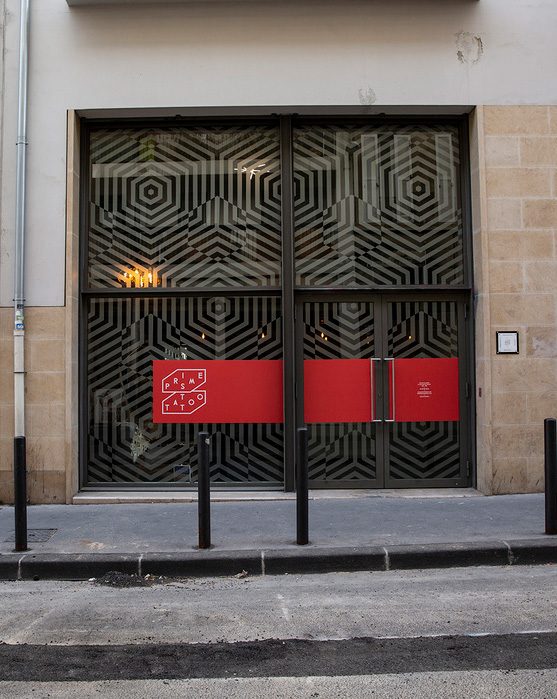 Photo de la vitrine du salon de tatouage à Marseille