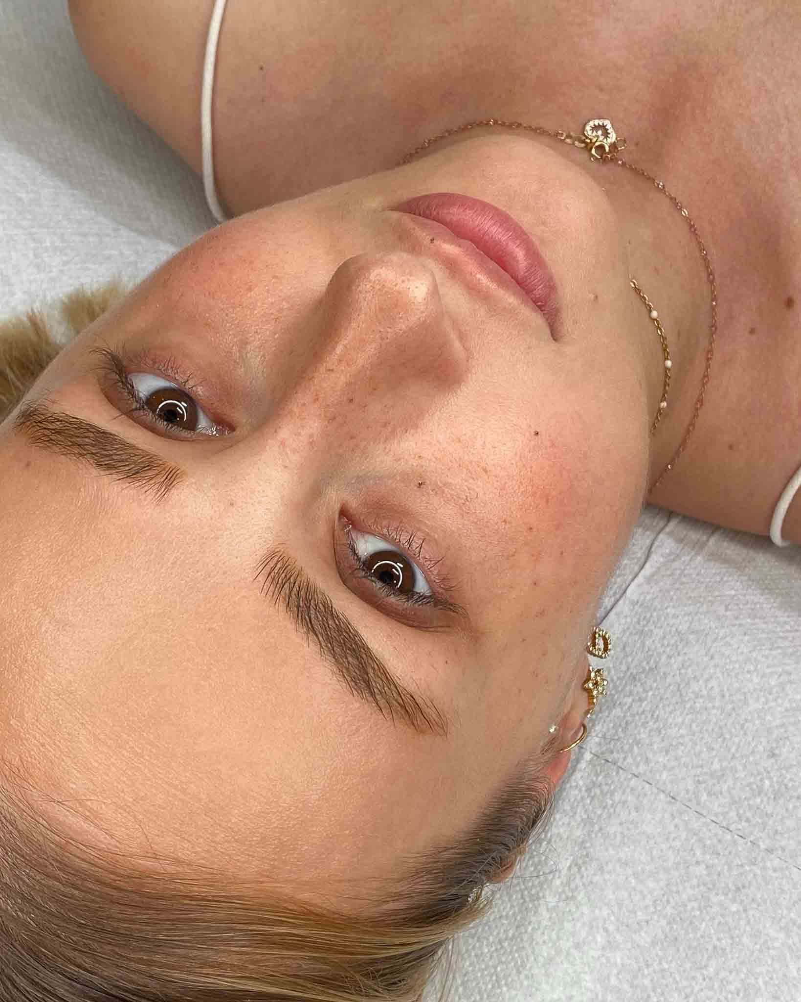 022__strass_esthétique_maquillage pemanent_cils_dent_marseille_marseilletattoo _sourcil_levres_strass dentaire_extension de cils